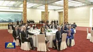 中國領導人習近平14日晚上在北京人民大會堂設國宴款待來訪的美國總統川普一行，與特...