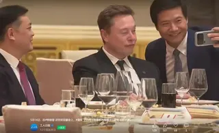 14日晚間川習會國宴上，小米集團創辦人雷軍（右）主動搭訕特斯拉執行長馬斯克（中）...
