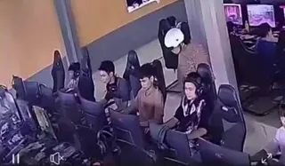 越南老太冲进网吧训孙子揪耳扇巴掌 结果发现认错人