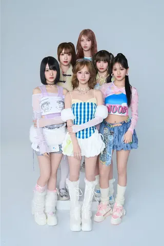 CRYXTAL幽靈水晶芝婷（左起）、子瑄、蔡菜、書蘊、昀靚、子秦正在籌備見面會。（踢帕娛樂提供）
