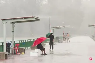 5月首两个星期，本地部分地区多数日子都出现雷阵雨。新加坡气象署预测，未来两星期仍处季候风交替期，大部分午后还是有下雷阵雨，有时会持续到晚上。 （蔡家增摄）
