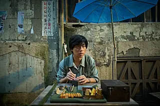 新科百想影帝朴正民在《醜得要命》飾演盲人篆刻師，特地練習篆刻技術。Hami Video提供