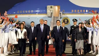 美國總統唐納德・特朗普（中）於 2026 年 5 月 13 日抵達中國北京首都國際機場，中國外交部常務副部長馬朝旭、美國駐華大使大衛・珀杜、中國國家副主席韓正與中國駐美大使謝鋒一同在場迎接。