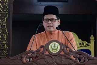 Education director-general Datuk Dr Mohd Azam delivers Friday sermon at Perak State Mosque today. BERNAMA PIC