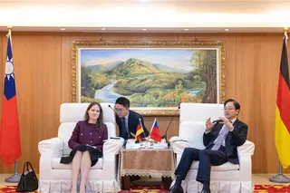 桃園市長張善政會見德經辦處長蘭依樺，聚焦德商投資桃園、實質合作拓展。（桃園市政府提供）