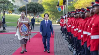 賴總統參加史瓦帝尼王國軍禮歡迎儀式 總統賴清德（右）參加史瓦帝尼王國軍禮歡迎儀式。（總統府提供）中央社記者葉素萍傳真 115年5月3日
