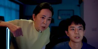 女星況明潔（左）飾演為親近孫子投入電競世界的阿嬤「秀玲」。（圖／公視提供）