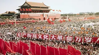 「文革」期間的中國國慶日，大批民眾在在天安門城樓前聚集慶祝。