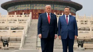 美國總統唐納德・特朗普與中國國家主席習近平於 2026 年 5 月 14 日在中國北京參觀天壇時合影。
