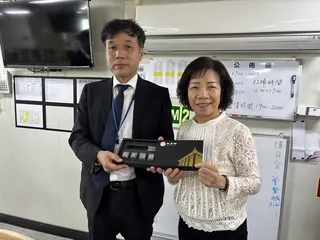 教育部實習船「御風輪」11日至13日首度航抵日本四國愛媛縣松山港，教育部技職司長楊玉惠（右）與愛媛縣教育委員會中井賢哉課長合影。（駐大阪辦事處提供）中央社記者戴雅真東京傳真 115年5月15日