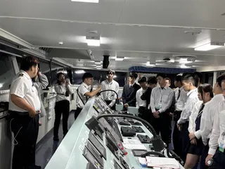 教育部實習船「御風輪」11日至13日首度航抵日本四國愛媛縣松山港，成為台灣實習船首次停靠日本四國地區。日本山口縣國立大島商船高等專門學校學生參訪御風輪駕駛艙。（駐大阪辦事處提供）中央社記者戴雅真東京傳真 115年5月15日