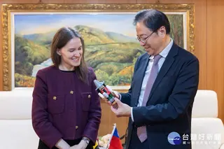 桃園市長張善政向德國經濟辦事處首席代表暨處長蘭依樺博士說明「2026台灣設計展」在桃園。