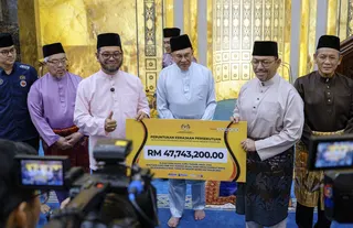 Prime Minister Anwar Ibrahim (centre) witnessed the handover of a mock cheque for the Federal Government Allocation for Islamic Development in Negeri Sembilan, presented by Minister in the Prime Minister’s Department (Religious Affairs) Zulkifli Hassan (third left) to Negeri Sembilan State Secretary Mohd Zafir Ibrahim (second right) at Masjid Sri Sendayan today. NSTP/FAIZAL IBRAHIM