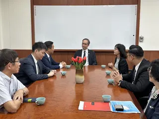 嶺東科技大學商管學院教授與越南、韓國學者交流經驗。(圖/嶺東科技大學)