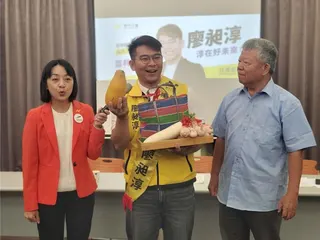 時代力量黨主席王琬諭（左）今陪同廖昶淳（中）宣布參選，致贈吉祥物之一是林內木瓜。（周麗蘭攝）
