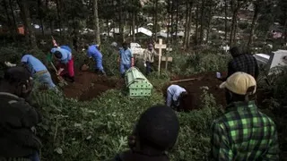 2019年5月16日，在刚果（金）北基伍省的布滕博，家属们看著一名死于埃博拉病毒的亲人下葬。（法新社档案照）