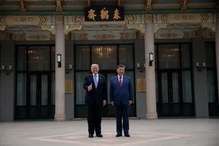 中国国家主席习近平（右）与美国总统特朗普星期五（5月15日）在北京中南海花园散步合影。（路透社）