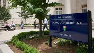 位于美国康涅狄格州纽黑文市的耶鲁大学医学院的外观标牌。（图取自耶鲁校友杂志官方网站）