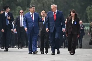 周四，特朗普总统与中国领导人习近平在北京参观天坛。