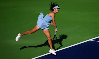 Emma Raducanu serving against Amanda Anisimova in the third round at Indian Wells