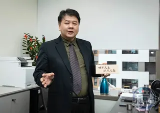 黃華勇拿起辦公桌旁「順不足喜、逆不足憂」的小擺飾說：「家無田產的人，宿命就是得幫別人解決麻煩事，所以我不怕打仗，只怕沒仗打。」
