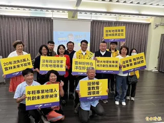 年僅26歲的政治素人廖昶淳在家人及朋友的陪同下，宣布代表時代力量投入雲林縣第一選區議員選戰。(記者黃淑莉攝)