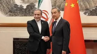 特朗普訪華前，伊朗外長訪華晤王毅，北京呼籲「盡快」重開霍爾木茲海峽