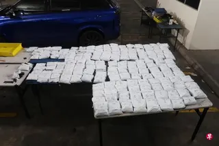 两男女被指企图走私超过1万2000个含有麻醉剂依托咪酯的电子烟弹进入我国，结果被控上法庭。 （卫生科学局提供）