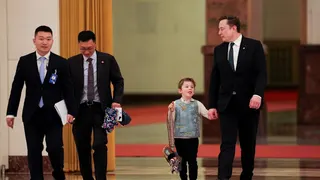 马斯克带小儿子X随团访中国