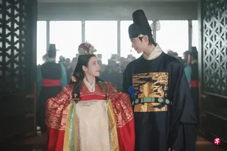 IU（左）和边佑锡在《21世纪大君夫人》中假结婚后日久生情。 （Disney+提供）