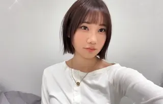愛莉莎莎挺過消腫期，飛到韓國讓彩妝師化妝。 (圖/YT@愛莉莎莎 Alisasa)