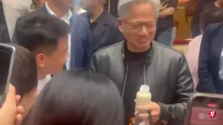美国晶片巨头英伟达总裁黄仁勋星期五（5月15日）身穿标志性黑色皮衣现身北京南锣鼓巷，被路人投喂有“黑暗料理”之称的北京美食豆汁，在喝完一口后面露难色发问“这什么东西啊”，引起围观民众大笑。 （互联网）