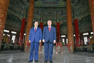 中國國家主席習近平（左）與美國總統唐納德・特朗普於 2026 年 5 月 14 日在北京參觀天壇。習近平警告特朗普，台灣問題若處理不當，可能將兩國推向「衝突」；這是一場超級大國峰會於 2026 年 5 月 14 日在北京揭幕、準備處理諸多棘手議題之際，所發出的強烈開場信號。