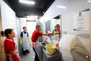 金文泰的荣发咖啡店获得厕所翻新和深度清洁两项补助，也获颁康乐公厕计划认证（图右墙上所示证书）。环境局委托培训公司Ascendo Academy的培训员（左二），也为咖啡店清洁员工提供一次免费厕所清洁培训。 （林明顺摄）