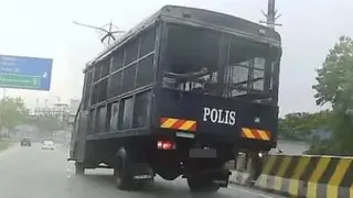 警方：雨天路面有油渍   载囚罗里打滑非漂移