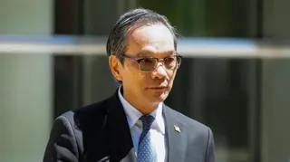 2026年5月12日，美國公民盧建旺因串謀充當中國政府代理人而被定罪，他在紐約市的審訊期間離開布魯克林聯邦法院。