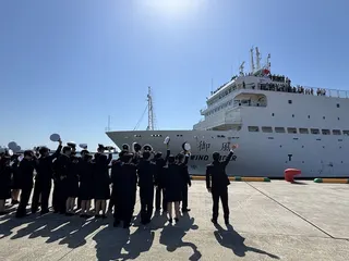 教育部實習船「御風輪」11日至13日首度航抵日本四國愛媛縣松山港，成為台灣實習船首次停靠日本四國地區。離港時，愛媛縣國立弓削商船高等專門學校師生在岸邊歡送御風輪。（駐大阪辦事處提供）中央社記者戴雅真東京傳真 115年5月15日