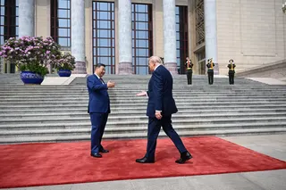 在人民大会堂外的首次握手。