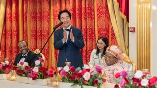 總統出席史瓦帝尼國王國宴（1） 總統賴清德（中）赴非洲友邦史瓦帝尼進行國是訪問，於當地時間3日晚間出席恩史瓦帝三世國王（左）舉辦的國王國宴。（總統府提供）中央社記者葉素萍傳真115年5月4日