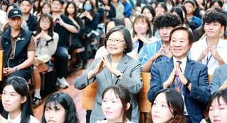 蔡英文與東海大學師生一同合照。 圖：蔡英文辦公室提供