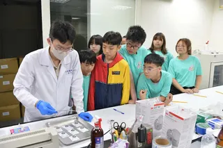 瑞濱國小師生參訪新北市警察局刑事鑑定中心，認識刑事鑑識工作內容。新北市警局提供