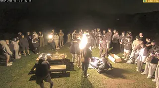 現場聚集數十名年輕人，一夥人玩的十分開心，氣氛仿佛另類的營火晚會。（截圖自陽管處...