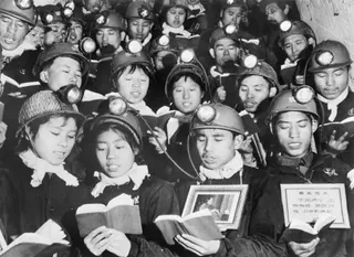 1968年9月6日，一群男女礦工集體朗誦了毛澤東《毛主席語錄》中的一些段落。