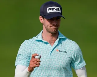 Alex Smalley acknowledges spectators after holing a putt