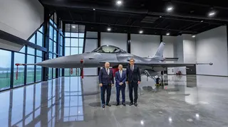 美國售台新式戰鬥機F-16 Block 70（F-16V）資料照。國防部副部長徐斯儉2026.3.16與駐美代表處俞大㵢大使、空軍副參謀長田忠儀少將一同於美國南卡羅萊納州格林維爾（Greenville, South Carolina）的洛馬（Lockheed Martin）廠房完成組裝之F-16 Block 70戰鬥機（亦稱F-16V）前合影留念。國防部
