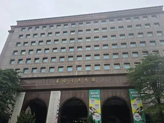 陳姓通緝犯與警扭打，就醫又脫逃躲醫院化糞池，與警僵持，最後因太臭受不了投降，判刑...