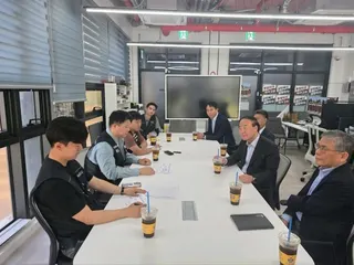 Samsung Electronics CEO Jun Young-hyun, second right, and executives from its semiconductor division visit the labor union office in Pyeongtaek, South Korea, on May 15.