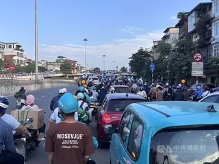 河內感受強烈人口壓力，甫公布的百年規畫將以紅河為軸心，水平和垂直拓展都會空間。交通為焦點之一，以解決熱點雍塞的長期問題。圖為跨越紅河上橋前的大塞車。中央社記者曾婷瑄河內攝  115年5月16日