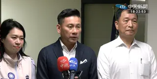 國民黨市黨部16日舉行初選結果發布會，由張延廷（右）勝出。（圖／中天新聞）