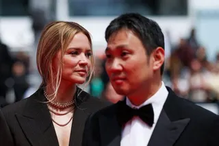 濱口龍介（右）與Virginie Efira一同現身坎城影展。（路透）